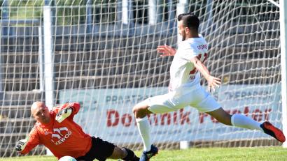 Bild: Büttner
Bei der SpVgg SV Weiden stand Neuzugang Matthias Götz im Kasten. Aber auch er konnte die 1:3-Pokalniederlage gegen den ATSV Erlangen nicht verhindern.