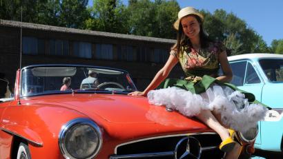 Bild: GF
Legendär der Mercedes 190 SL Baujahr 1958, aber um wesentliche Jahrzehnte jünger die für die damalige Zeit mit Petticoat standesgemäß gekleidete Fahrerin.