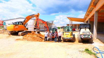 Bild: zip
Bürgermeister Hans-Martin Schertl und Bauamtsleiter Stefan Ertl besichtigen den Fortschritt der Arbeiten bei der Errichtung der Außenanlagen des neuen Bauhofs von Vilseck.