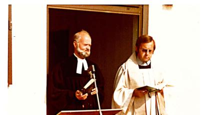 Bild: ü
Die Geistlichen Pfarrer Konrad Beierl (rechts) und Claus Seltmann bei der Einweihung der Kläranlage.