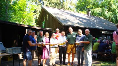 Bild: müb
Die Organisatoren (von links) Andreas Eckl (Schatzmeister), Armin Ertel (Fuchsbeck), Wolfgang Ertl, Elke Geck-Neidl (3. Vorsitzende), Michael Scherer (2. Vorsitzender), Pfarrer Uwe Market, Günter Koller (2. Bürgermeister Sulzbach-Rosenberg), Bernhard Eisenreich (Vorsitzender), Benjamin Hiltl (2. Bürgermeister Illschwang), Helmut Fackler (Ehrenvorsitzender).