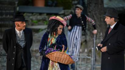 Bild: Luisenburg-Festspiele/Florian Miedl
Zodwa K.M. Selele spielt sich als Eliza Doolittle ins Herz von Henry Higgins und auch in jene der Zuschauer