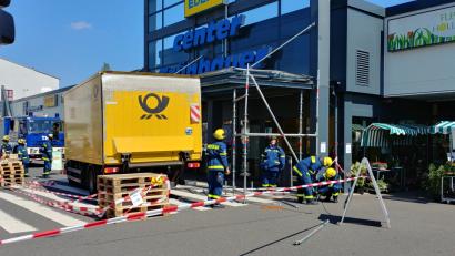 Bild: THW Weiden
Ein Lkw rammte das Vordach eines Markts in Weiden.