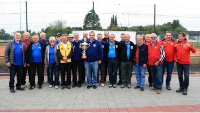 Bild: wro
Der  „Hösl-Cup“ ging an den  FC Kaltenbrunn (Bildmitte). Das Turnier leitete Reinhard Loos (Zweiter  von links). Das Schiedsrichteramt übte Wolfgang Viereck (Dritter  von rechts) aus. Bürgermeister Toni Dutz (Fünfter von rechts) gratulierte im Namen der Marktgemeinde.