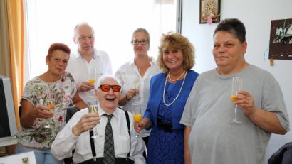 Bild: njn
Geistig frisch feiert Gerhard Fröhlich (sitzend)  im Caritas-Altenheim seinen 95. Geburtstag. Mit auf dem Bild (von links) Stiefschwiegertochter Heidi Wenzel, Stiefsohn Joachim Wenzel, Heimleiterin Evelin Gerstl-Seidl, dritte Bürgermeisterin Sonja Heindl und Heimbeirat Cornelia Loh.