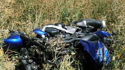 Bild: gf
Schwere Verletzungen zieht sich der Fahrer dieser Kawasaki zu. Bei Paulsdorf kam er mit seiner Maschine von der Straße ab.