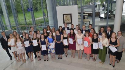 Bild: Wilck
31 Abiturienten des Augustinus-Gymnasiums haben eine Eins vor dem Komma, vier junge Frauen sogar einen Schnitt von 1,0 (in der Mitte nebeneinander): Johanna Müller (Elfte von rechts), Laura Dietl, Larissa Reil und Lilli Werner (von rechts). Zu den guten Ergebnissen gratulierten   Rektor Helmut Matejka (links) und Oberstufenkoordinatorin Johanna Butz (rechts).