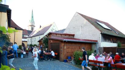 Bild: Neumann, Jochen [NJN] (jochen.neumann@erbendorf.de)
Im romantischen Innenhof des Töpferladens von Christine Stumpf feierte die Organisierte Erste Hilfe mit einem Gartenfest ihren 19. Geburtstag.