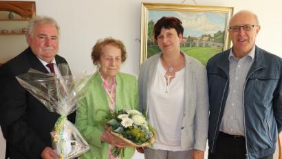 Bild: exb
Zum 95.  Geburtstag gratulieren Anna Gmeiner (mit Blumenstrauß) zweiter Bürgermeister Peter Gold (links), die Leiterin des Seniorenzentrums Nicole Rischer-Bäumler (Zweite von rechts) und Betreuer Bernhard Stahl (rechts).