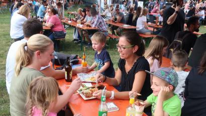Bild: Hirsch
Viele Familien nutzten am Wochenende die Gelegenheit zum Besuch des Street-Food-Parks und genossen die Vielfalt des Angebots und das schöne Wetter.