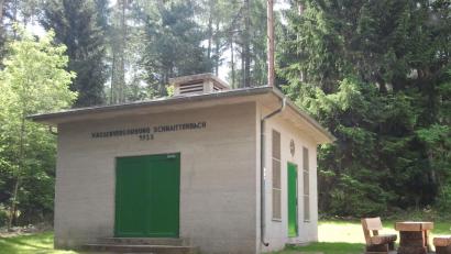 Bild: e
Die alte Entsäuerungsanlage, von Unkraut ist, von Stauden und Bäumen befreit, wieder zugängig und soll der Öffentlichkeit das Thema (Schnaittenbacher) Trinkwasser näher bringen. Am Sonntag, 26 August, soll das Gebäude seiner neuen Bestimmung übergeben werden.