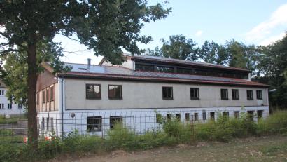 Bild: frd
Die Fenster, Türen, Tore werden im Rahmen der Energetischen Sanierung ausgewechselt.   Der Auftrag dazu ist an die Firma Lindner Fensterbau, Oberviechtach mit einer Angebotssumme von 128.246,30 Euro brutto erteilt worden.