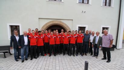 Bild: bjp
Für Vereinsvorsitzenden Norbert Flessa und Bürgermeister Werner Walberer gleichermaßen ein Grund zum Feiern: Nach einem Jahr Kreisklassigkeit ist der FC Dießfurt in die Kreisliga zurückgekehrt. Bild: bjp