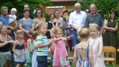 Bild: ibj
Kirchenpfleger Konrad Huber und Bürgermeister Bernhard Lindner (von rechts) zeigen sich mit den Gästen sehr angetan von den Darbietungen der Kinder.