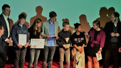 Bild: Egid Spieß
Staatsminister Georg Eisenreich (links) und der „Spurensicherer vom Franken-Tatort“ Matthias Egersdörfer (rechts) überreichten Lukas, Marie, Vincent und Patsita  der Abordnung der AG Video von der Grundschule Rieden Trophäe, Urkunde und Scheck für ihren Film „Schlank“.