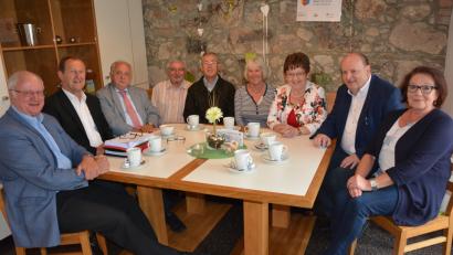 Bild: jr
rafen sich in lockerer Runde im Mehrgenerationenhaus. Die SPD-Bezirksräte (von links) mit Volker Liedtke, Richard Gassner und Norbert Hartl, der Arbeitskreis Heimatpflege mit Heiz Zeitler und Erhard Sommer, Stadträtin Angelika Müller, SPD-Bezirkstagskandidatin Brigitte Scharf, SPD-Kreisvorsitzender Rainer Fischer und MGH-Leiterin Gudrun Brill.