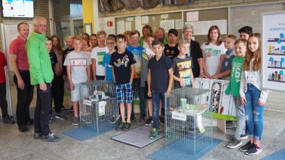 Bild: sbü
Die erste Schülergruppe am Kepler-Gymnasium besucht die Wanderausstellung über Mikroplastik.