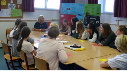 Bild: exb
Angelika Würner (links) berichtet in der Realschule der Zisterzienserinnen den Mädchen aus dem Sozialzweig von ihrem Alltag als AWO-Kreisgeschäftsführerin.