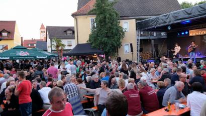 Bild: Bäumler
Hunderte von Besuchern strömten zum Eckert-Hof, um "Sommer dahoam"  mitzuerleben. Für sie gab es warme Temperaturen, viel Musik und jede Menge Spaß.