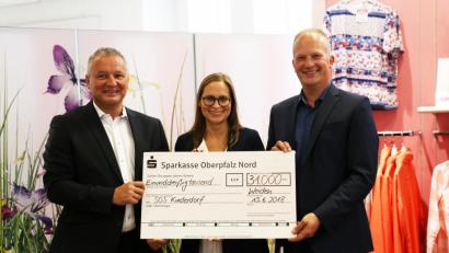 Bild: exb
Vertriebsleiter Markus Enders (links) und Thomas Guttenberger (rechts), Leiter Kundenbetreuung der Witt-Gruppe, überreichen den  Scheck an Tanja Korn von SOS-Kinderdorf.