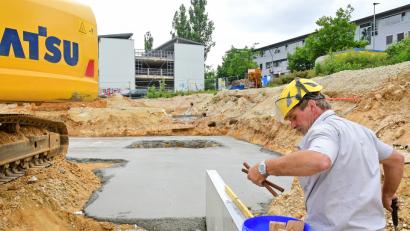 Bild: Hartl, Petra [HTL] (PETRA.HARTL@oberpfalzmedien.de)
Die tiefe Baugrube  verschwindet Stück für Stück. In wenigen Wochen beginnen hier die Hochbauarbeiten für das neue Parkhaus.