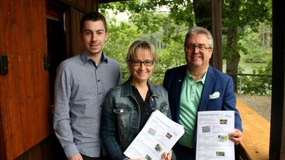 Bild: wro
Beim Ferienangebot der Marktgemeinde Wiesau ist für jeden etwas dabei, versichern  Sachbearbeiterin  Anita Weber-Tretter (Mitte), Jugendbeauftragter Lars Saller (links) und Bürgermeister Toni Dutz (rechts).