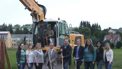 Bild: bjp
Gemeinsam mit den Praxismitarbeiterinnen und Bürgermeister Werner Walberer (Vierter von links) geben Dr. Olga und Dr. Johannes Burger (Vierte und Fünfter von rechts) den Startschuss zum Beginn der Ärztehaus-Bauarbeiten.