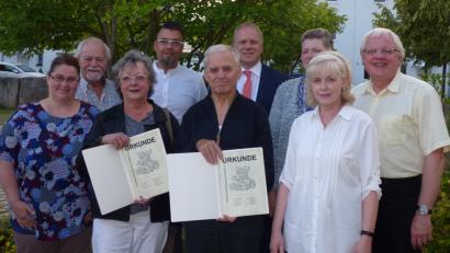 Bild: exb
Maria Rodler und Bernd Päge (vorne, Mitte) erhielten Urkunden für 40-jährige Mitgliedschaft. Dazu gratulierten (von links): Anita Michl (Aufsichtsrätin), Peter Brandt (Vorstand), Maria Rodler (Geehrte), Jürgen Pausch (Vorstand), Bernd Päge (Geehrter), Martin Scharl (Aufsichtsratsvorsitzender), Karin Schiller (Aufsichtsrätin), Elisabeth Pöllmann (Aufsichtsrätin), Markus Friedrich (Vorstand).