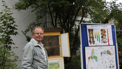 Bild: ads
Vorsitzender Hans Pröls des Bienenzuchtvereins informiert an einem Stand über das Leben der Bienen und das Imkern.