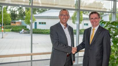 Bild: Tobias Riedl/exb
Der alte und der neue Rotary-Präsident: Stephan Prechtl (rechts) übergibt an Peter Rihm.