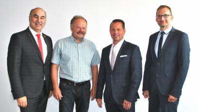 Bild: dob
Hausmeister Günter Sommer (Zweiter von links) nimmt Abschied von der Sparkasse und geht in den Ruhestand. Vorstandsvorsitzender Josef Pflaum, Vorstandsmitglied Gerhard Hösl und  der Leiter des Unternehmensbereichs Organisation, Michael Feistl (von links nach rechts), danken für die vergangenen 18 Jahre.
