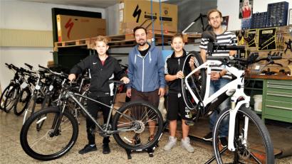 Bild: arw
Für die Aktion „Dein Tag für Afrika“ Engagierte sich Sebastian Wilmann und Junior Ludwig Fritsch war gleich dabei. Eine Praktika machte Nico Zitzmann von der Altenstädter Mittelschule. Mit im Bild Mitarbeiter Ludwig Wagner (von links)..