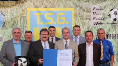 Bild: exb
Kreisspielleiter Albert Kellner überreicht Christian Härtl die Ehrenurkunde zum 90-jährigen Jubiläum.  Von links: BFV-Berziksvorsitzender Thomas Graml, AH-Leiter Karl-Heinz Hasler, Kreisspielleiter Albert Kellner, 3. Abteilungsleiter Florian Ach, Abteilungsleiter Christian Härtl, Ehrenamtsbeauftragter Rainer Vater, 2. Abteilungsleiter Bastian Siebert und Fördervereinsvorsitzender Georg Schätzler.