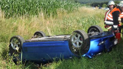 Bild: gf
Das Auto des 18-Jährigen landete auf dem Dach im Graben.