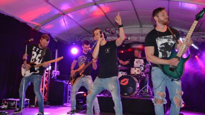 Bild: jr
Die Party-Rock-Band „Lipstick“ (Bild) spielte am Samstagabend bei „Rock in Staaz“ in der Dorfmitte von Großensterz auf. Lautstark, aber auch musikalisch auf ansprechenden Niveau, heizten sie dem überwiegend jungen Publikum musikalisch ein.