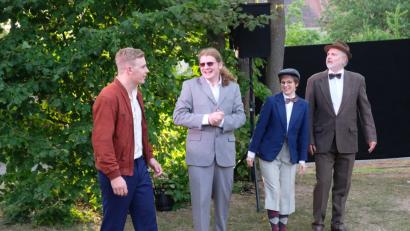 Bild: do
LTO-Regisseur Till Rickelt lässt beim „Sommernachtstraum“  im „Speinsharter Zauberwald“ einen Reigen der Gefühle als derbes Durcheinander amüsant über die Freilichtbühne wirbeln.  Liebe, immer wieder die Liebe heißt es bei den Protagonisten Hermia und Lysander, Demetrius, Helena, Hermia, Theseus, Hippolyta, Oberon und Titania.  Szenen  auf  „bairisch“ erheitern zusätzlich.