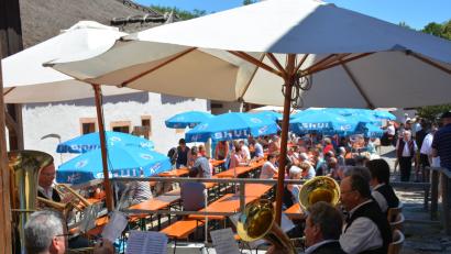 Bild: eya
Die "Nabburger Musikanten" spielten für ihr  begeistertes Publikum zünftige Blasmusik.