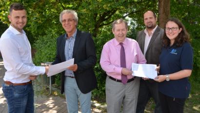 Bild: dob
Die JU-Vorsitzenden Maximilian Kallmeier (links), Paula Herrmann und Christian Stöcker (von rechts) überreichen an Mittelschulrektor Alfons Raab (Zweiter von links) und Realschuldirektor Andreas Meier (Dritter von rechts) die Liste mit freien Ausbildungsplätzen für das Jahr 2019.
