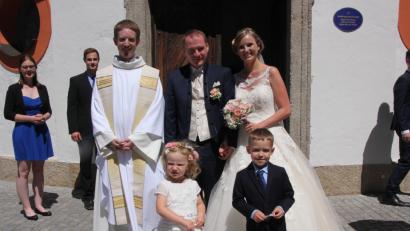 Bild: kro
Corinna und Tobias Hecht mit Kaplan Andreas Schinko nach dem Verlassen der Kappl-Kirche.