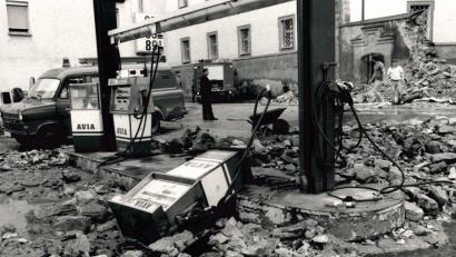 Bild: (ref)
Anfang Juli 1987 verursachten sintflutartige Regenfälle im Vils- und Lauterachtal Millionenschäden. Das Wasser hatte damals sogar eine Zapfsäule aus der Verankerung in Ensdorf gerissen.