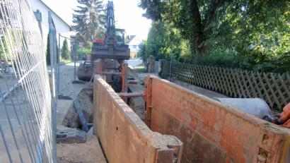 Bild: hou
Kanalbaustellen, wie diese im Jahr 2015 in Dürnsricht abgewickelte Maßnahme, werden die Gemeinde Fensterbach auch in der Zukunft beschäftigen. Nun stellt sich die Frage: In welcher Form werden die Bürger finanziell daran beteilgt?