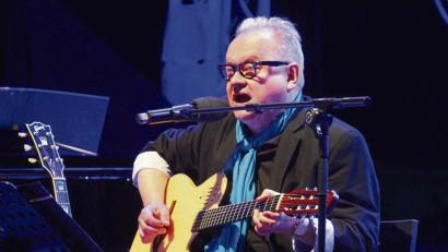 Bild: Holger Stiegler
Heinz Rudolf Kunze präsentiert sich bei „Songs an einem Sommerabend“ in Würzburg als singender Poet und leidenschaftlicher Gegner des US-Präsidenten Donald Trump.