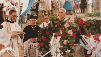 Bild: Privat
Einweihung der St-Anna-Kapelle 1978 in Schwarzach mit (von links) Pater Ansgar, BGR Georg Dominikus Scharl, Pfarrer Michael Reitinger und einem Angehörigen des Domkapitels von Regensburg.