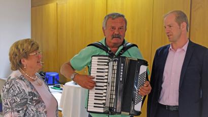 Bild: Wild
Anneliese Fiedler begrüßte Musiker Werner Melcher und Bürgermeister Konrad Kiener.