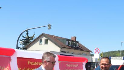 Bild: Franitza
Kommandant Armin Buchwald (rechts) stellte zusammen mit Bürgermeister Michael Göth den Besuchern die neue Sichtschutzwand vor, die künftig Schaulustige abhalten soll, Rettungskräfte zu behindern.
