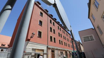 Bild: Steinbacher, Wolfgang [WSB] (wolfgang.steinbacher@oberpfalzmedien.de)
An sich sollten hier bei Hans im Glück an der Bahnhofstraße schon seit ein paar Tagen leckere Burger verkauft werden. Das kann aber noch dauern, es dürfte Anfang August werden, bis das Restaurant aufmacht.