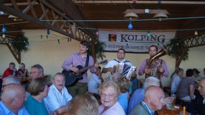 Bild: Duhr, Norbert [DU]
Die drei "Schirmitzer Wadlbeißer" Thomas Ziegler, Andy Melischko und Michi Ziegler (hinten, von links) spielen am Samstag bei der Eröffnung des 40. Weinfestes der Kolpingsfamilie den Besuchern in der Festhalle zünftig zur Unterhaltung auf.