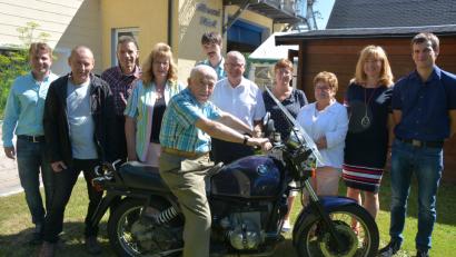 Bild: jr
Rudolf Heindl (sitzend) feierte am Sonntag seinen 80. Geburtstag. Platz nahm er auf seinem Lieblingsmotorrad, einer BMW, mit der er bereits 261000 Kilometer zurückgelegt hat. Mit dabei waren (von links) Marc-Andre Grundl (SV Pechbrunn), Winfried Wohlrab (Feuerwehr), Sohn Reiner, Tochter Gelinde, Enkel Martin, Bürgermeister Ernst Neumann, Birgit Wohlrab (Schützenverein), Gudrun Spitzl (Pfarrei Herz Jesu), Tochter Jutta und Enkel Stefan.