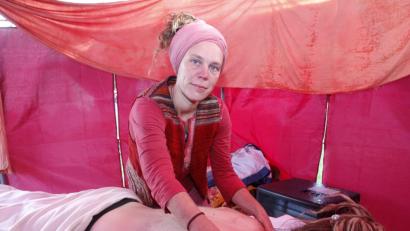 Bild: Hirsch
Therapeutin Laura Peters bot beim Yoga-Festival Ayurveda-Massagen an. Bilder: Hirsch