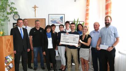 Bild: bsc
Der Vorstand der Raiffeisenbank Oberpfalz Nord-West, Joachim Geyer (links), sowie die Geschäftsstellenleiter Stefan Bader (Zweiter von links), Rita Kunz (Vierte von links) und Bankmitarbeiterin Diana Biersack (Vierte von rechts) übergaben aus dem Erlös des Gewinnsparens Spenden an die Vereinsvertreter, (von links) Helmut-Stefan Neugirg, Karin Krenkel, Edeltraud Kaßeckert, Andrea Winkler, Robert Janko, Anja Schultes, Erwin Bächer und Johannes Härtl.